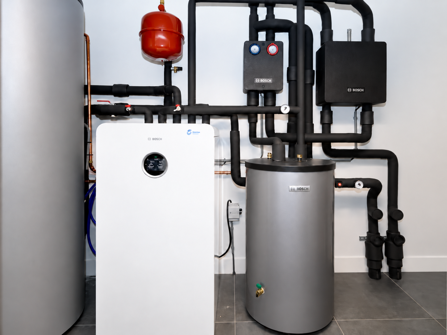 Bodem-waterwarmtepomp met binneninstallatie en boilervat bij renovatie in Damme